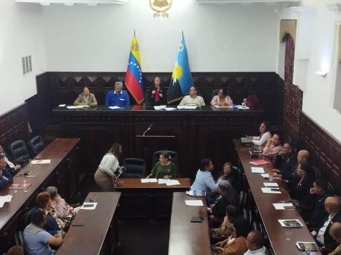 Diputados y gremios del Zulia reunidos en el CLEZ discutiendo la nueva Ley de Derechos Socioeconómicos