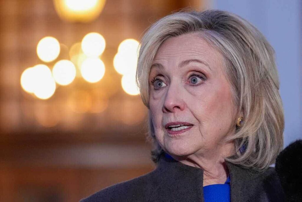 Hillary Clinton rinde declaraciones tras comparecencia ante el Comité de Supervisión en Nueva York