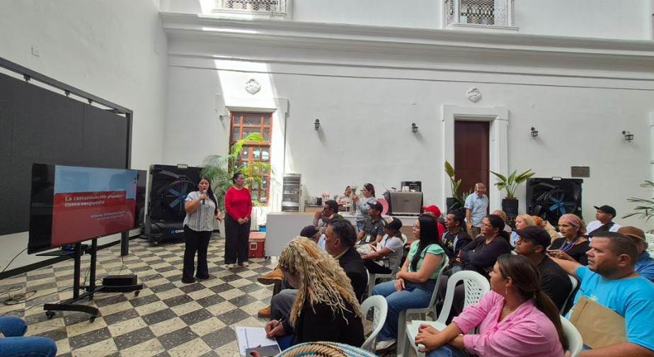 Comunicadores y creadores de contenido firmando el manifiesto en defensa de la soberanía nacional y la comunicación popular en el Palacio de Gobierno del Zulia