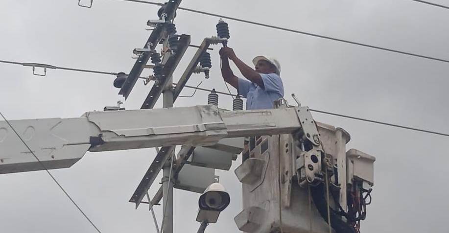 Cuadrillas de Corpoelec realizando mantenimiento al servicio eléctrico en el Zulia circuito Oro Negro