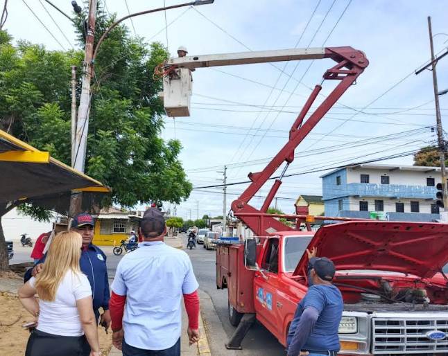 Cuadrillas de Corpoelec instalando iluminación LED en las áreas externas y vías de acceso del Hospital Pedro García Clara en Ciudad Ojeda