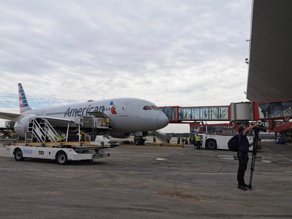 Aviones en pista del Aeropuerto Internacional José Martí de La Habana durante la crisis energética en Cuba