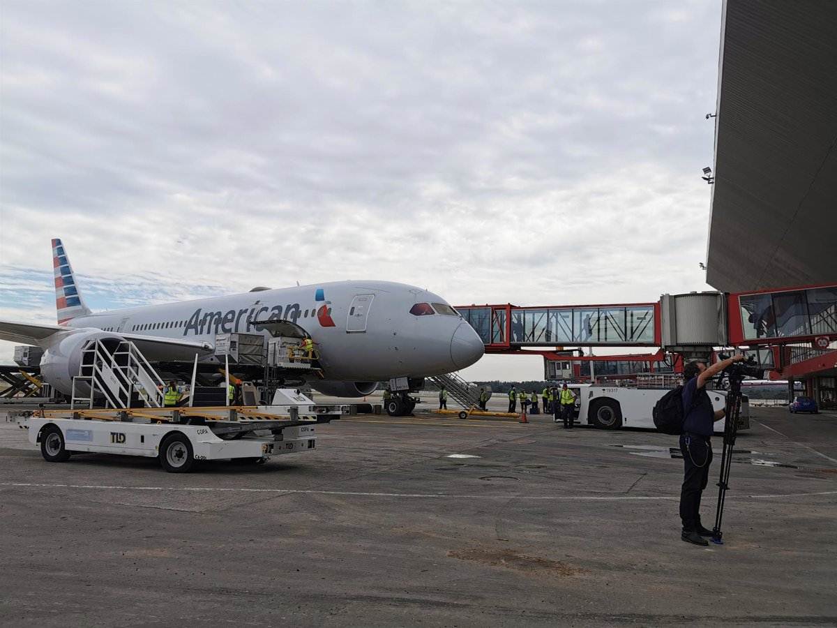 Aviones en pista del Aeropuerto Internacional José Martí de La Habana durante la crisis energética en Cuba