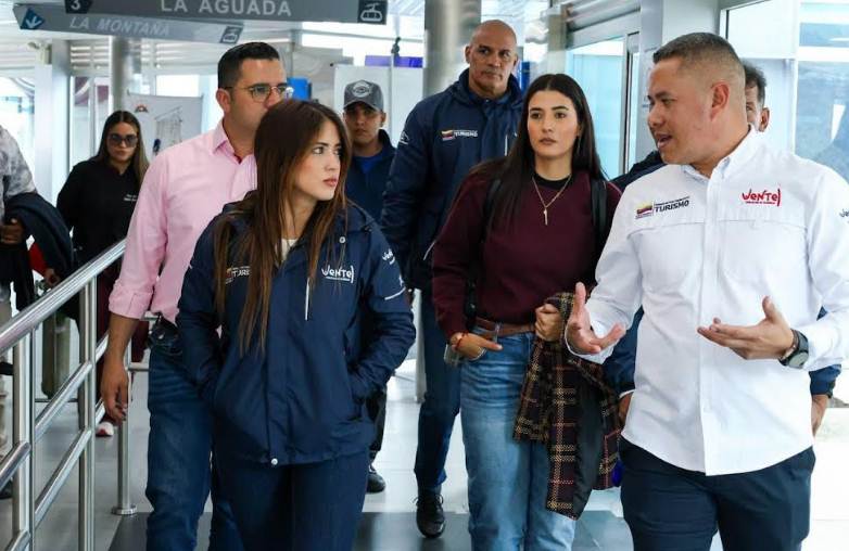 Ministra Daniella Cabello supervisando el mantenimiento del cable tractor en el Teleférico Mukumbarí de Mérida