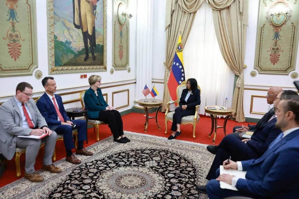 Encuentro diplomático entre Delcy Rodríguez y Laura Dogu en el Palacio de Miraflores