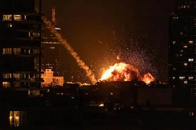 Edificio en llamas en Tel Aviv tras impacto de misil balístico iraní durante la noche del sábado