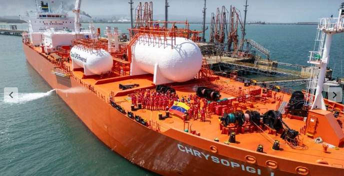 Buque Chrysopigi Lady operando la primera exportación de gas en Venezuela