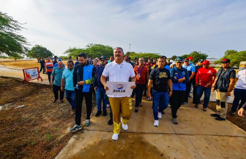 Gobernador Luis Caldera inspeccionando las obras de la ciclovía en la Vereda del Lago II de Maracaibo