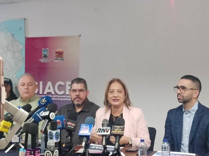 Directores de la Alcaldía de Maracaibo en rueda de prensa lanzando el plan SIAR para la economía informal