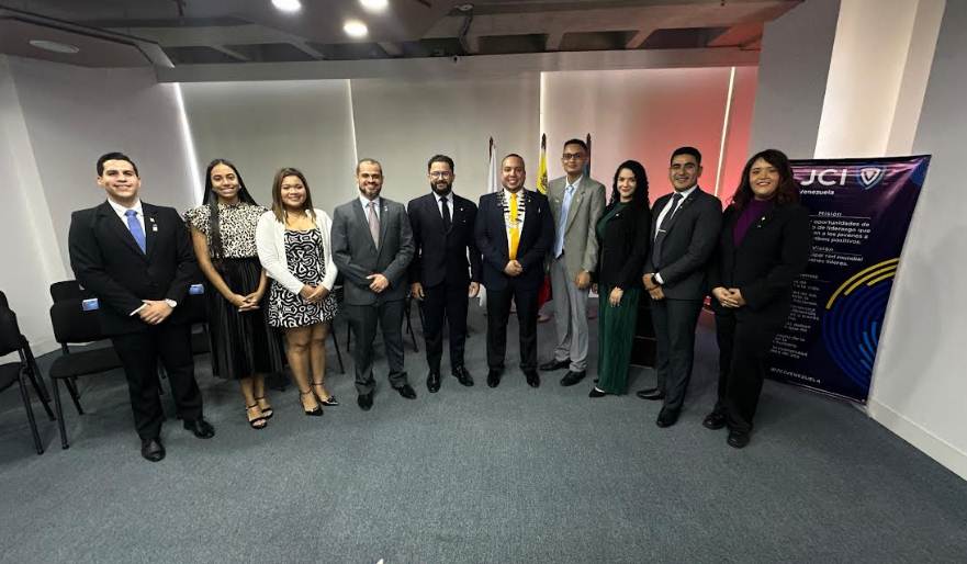 Integrantes de la directiva 2026 de JCI Zulia durante su juramentación en Maracaibo