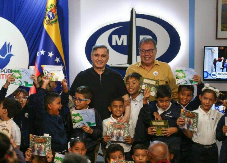 Tarek William Saab y Raúl Cazal durante el lanzamiento de la campaña de lectura en la sede del Ministerio Público