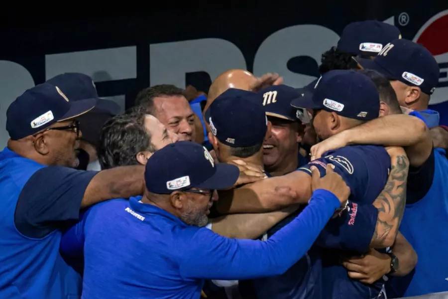 Jugadores de los Navegantes del Magallanes celebrando el título de campeón de la LVBP 2025-2026 en el campo