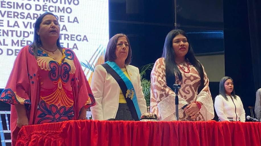 Magdely Valbuena entrega Botón al Mérito de la Juventud del Zulia en el Auditorio Gastón Parra Luzardo