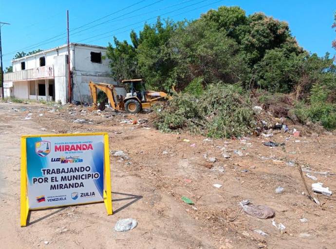 Cuadrillas de la Alcaldía de Miranda realizando Plan de Limpieza en Los Puertos de Altagracia, Zulia