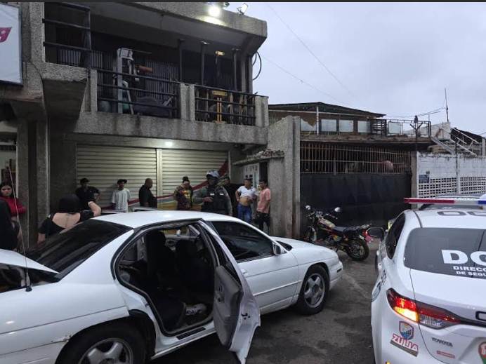 Funcionarios de Maracaibo inspeccionando locales de venta de licores durante operativo nocturno