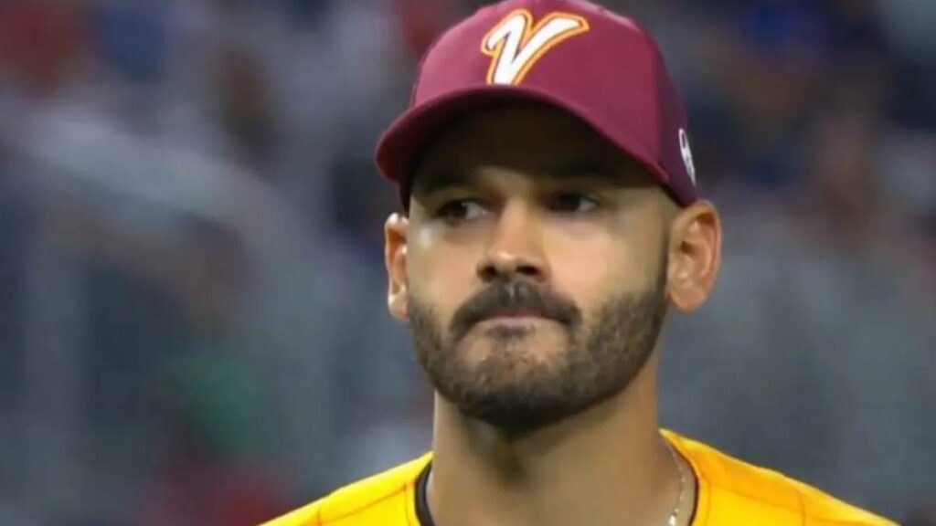 Lanzador venezolano Pablo López con el uniforme de la selección nacional de béisbol será baja para el Clásico Mundial