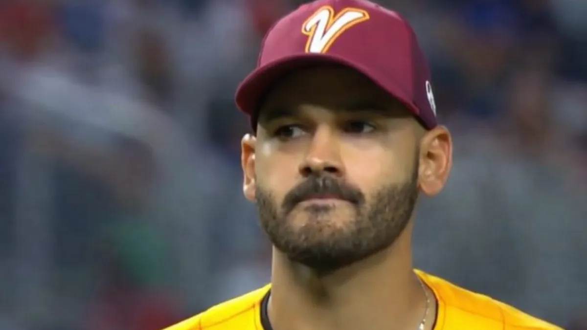 Lanzador venezolano Pablo López con el uniforme de la selección nacional de béisbol será baja para el Clásico Mundial