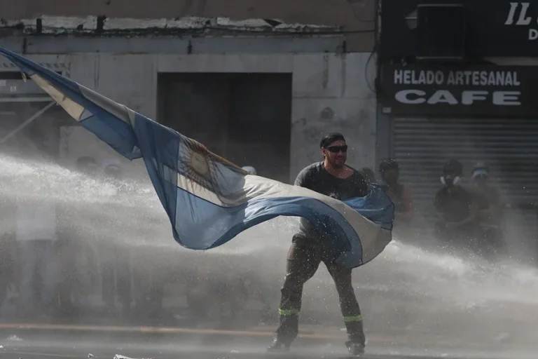 Represión policial con gas pimienta en la Avenida Corrientes de Buenos Aires durante protesta sindical