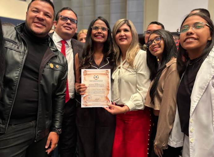 Primera dama del Zulia, Roselyn López de Caldera, junto a jóvenes premiados en el BCV Maracaibo