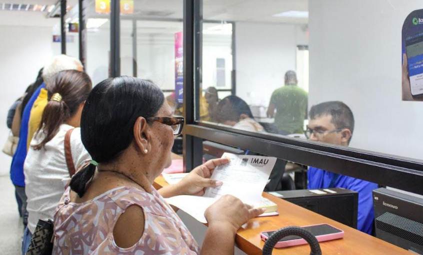 Contribuyentes realizando el pago de impuestos en Maracaibo en las taquillas del Sedemat