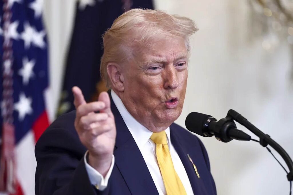 Trump presidente de Estados Unidos declara sobre operaciones militares desde Mar-a-Lago