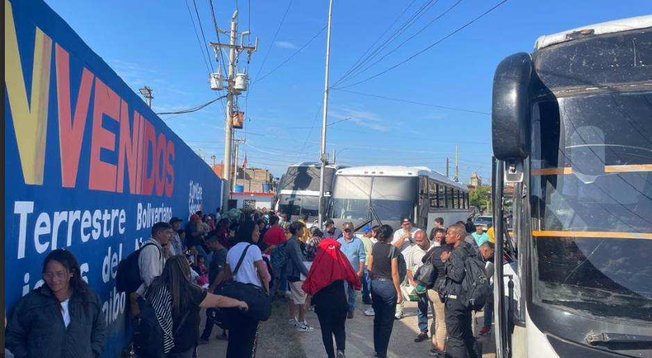 Pasajeros abordando unidades de transporte en los andenes del Terminal de Maracaibo durante el asueto de Carnaval