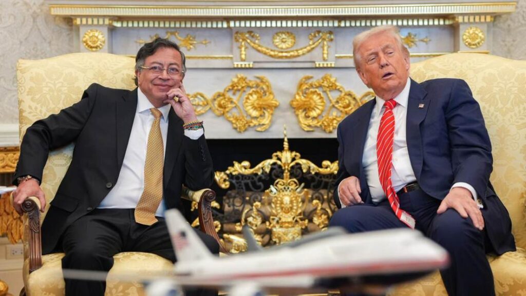 Reunión entre Donald Trump y Gustavo Petro estrechan manos en el Despacho Oval de la Casa Blanca