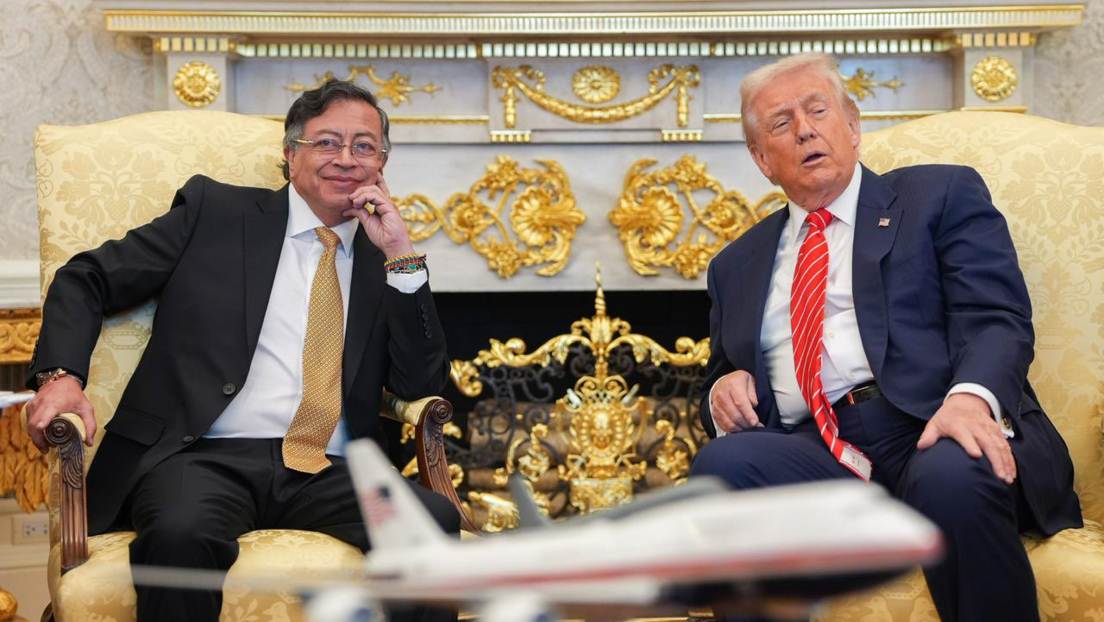 Reunión entre Donald Trump y Gustavo Petro estrechan manos en el Despacho Oval de la Casa Blanca
