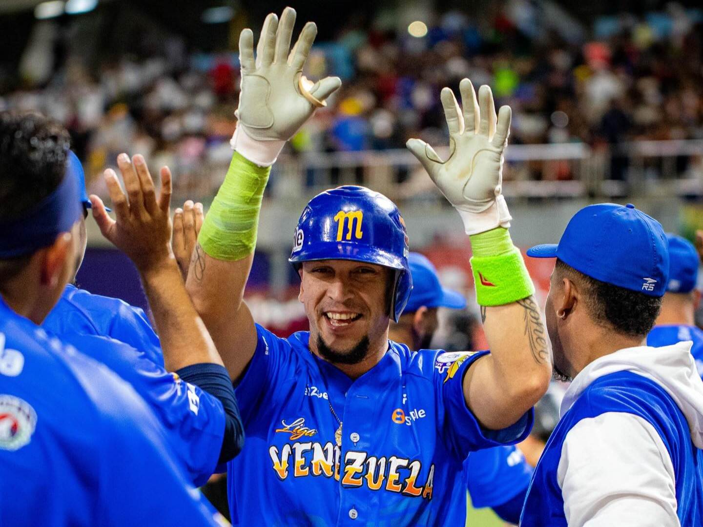 Jugadores de Navegantes del Magallanes celebrando victoria de Venezuela ante Colombia en la Serie de las Américas