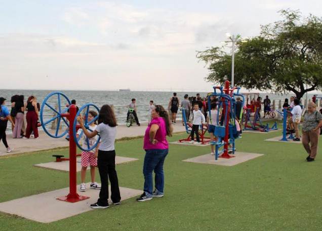 Familias marabinas disfrutando de actividades deportivas en el parque Vereda del Lago durante Carnaval
