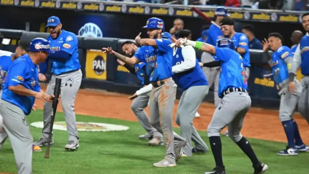 Celebración de los jugadores de Navegantes del Magallanes tras victoria ante Curazao en el Estadio Monumental
