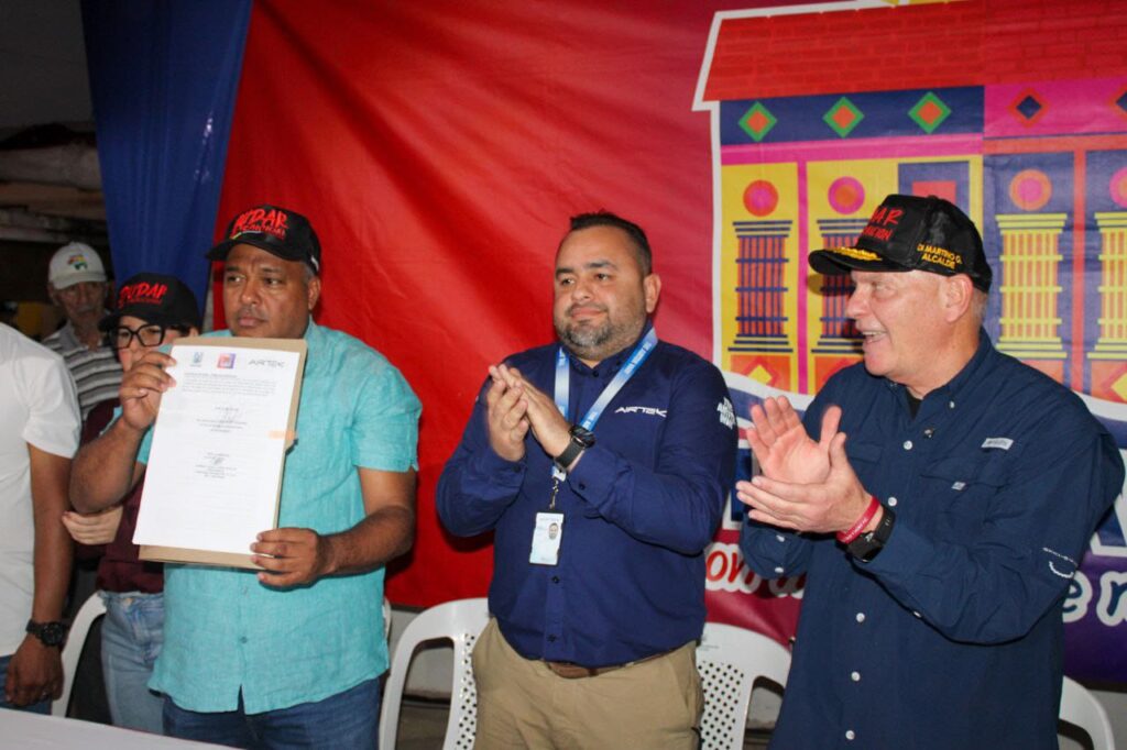 Alcalde Giancarlo Di Martino y directivos de Airtek firman convenio de internet gratuito en Maracaibo.