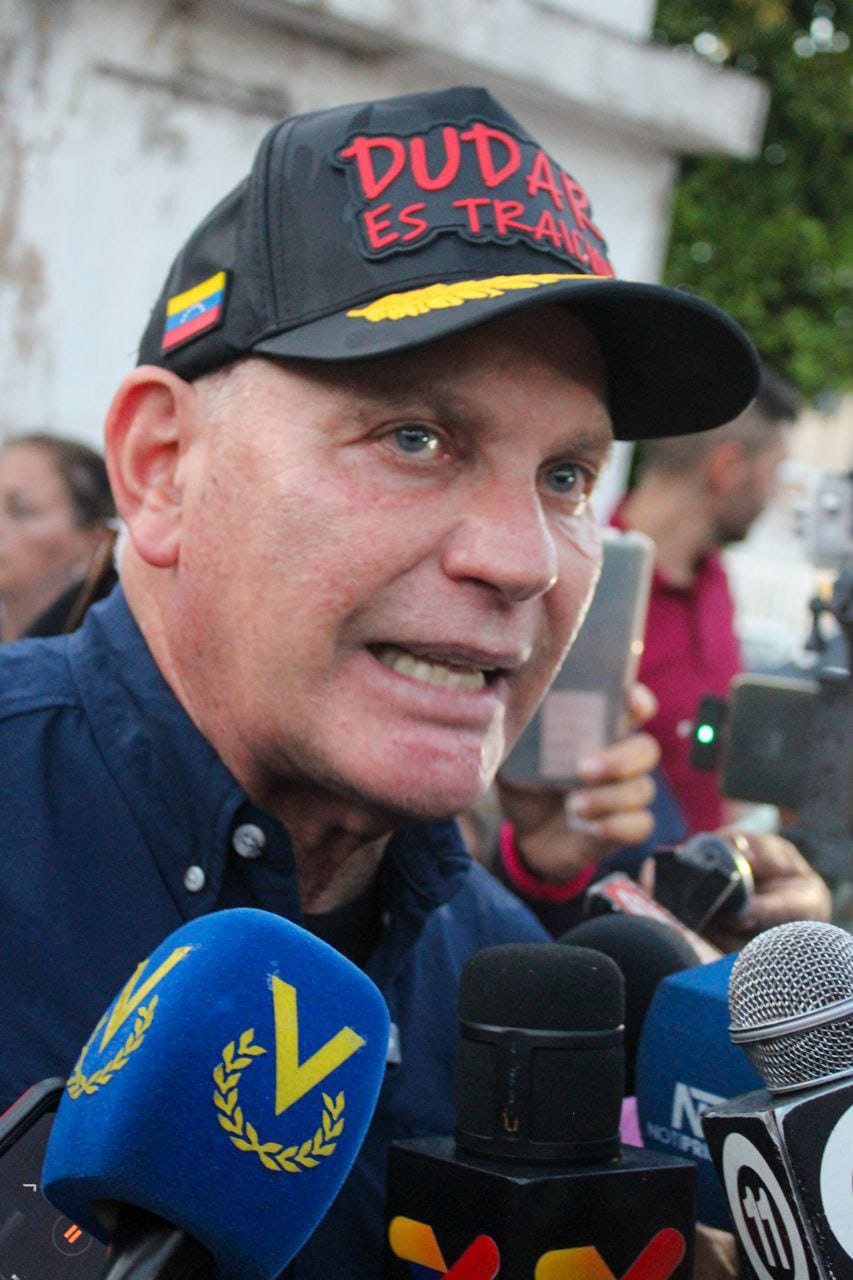 Alcalde Giancarlo Di Martino durante asamblea con el poder comunal expresando su apoyo a Delcy Rodríguez en Maracaibo.