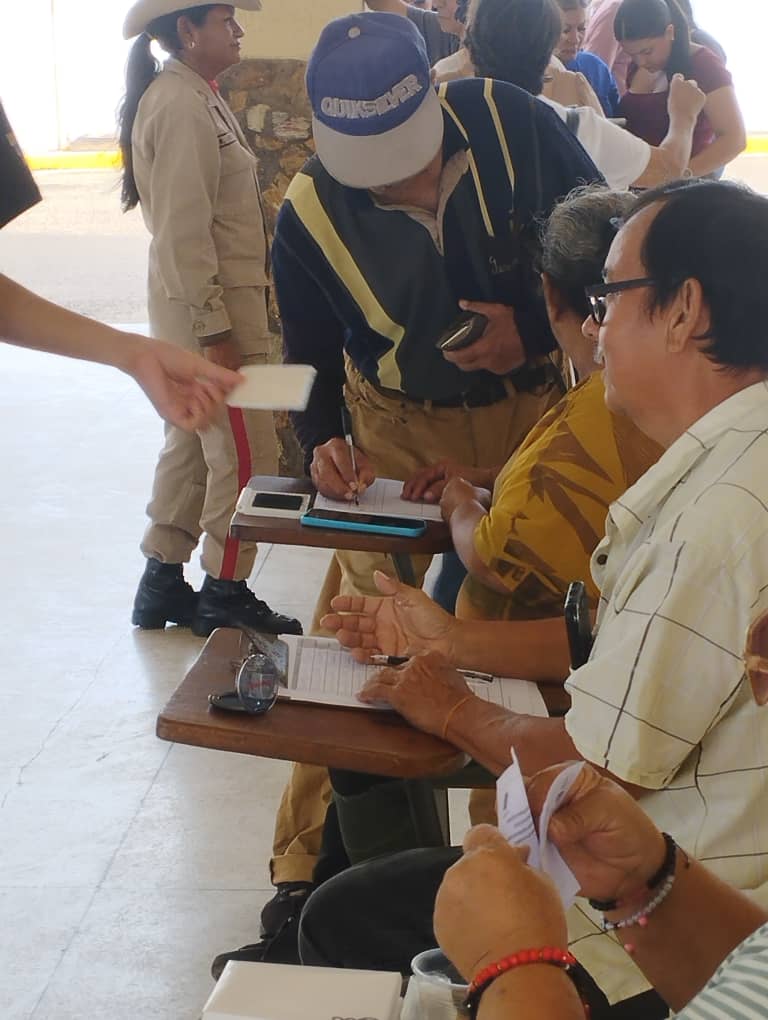 Ciudadanos venezolanos participando en la Consulta Nacional Popular en Venezuela
