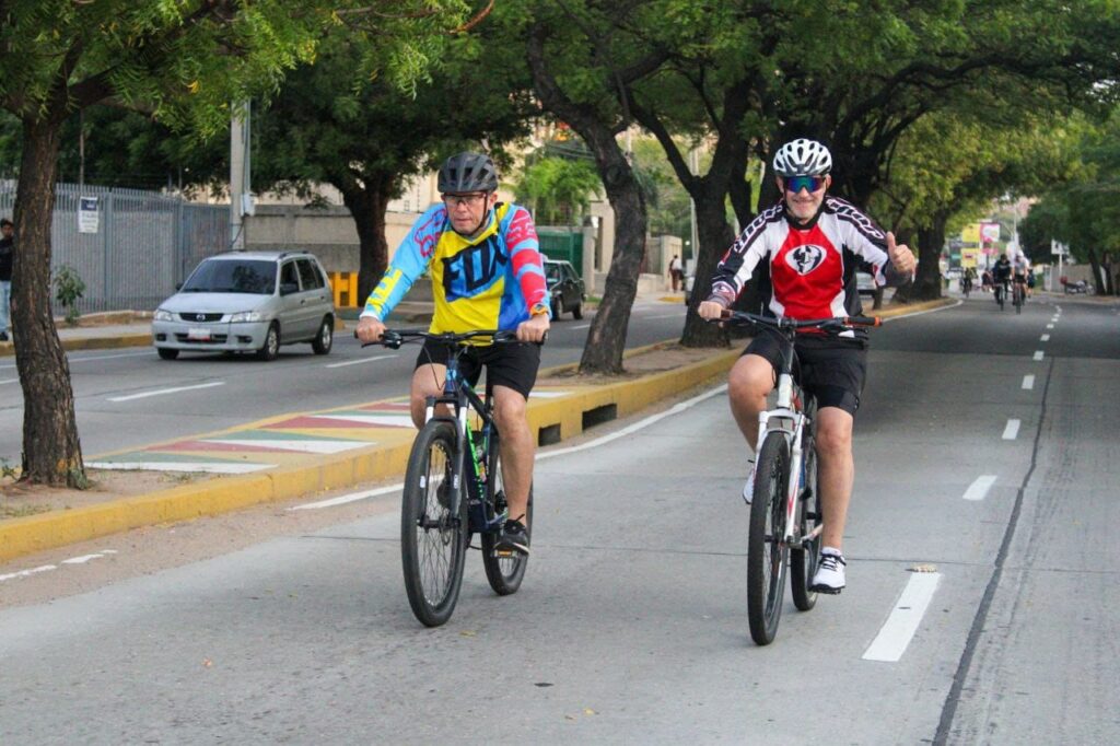 Ciclovía de la Alcaldía de Maracaibo en la avenida El Milagro concurrida por ciudadanos.