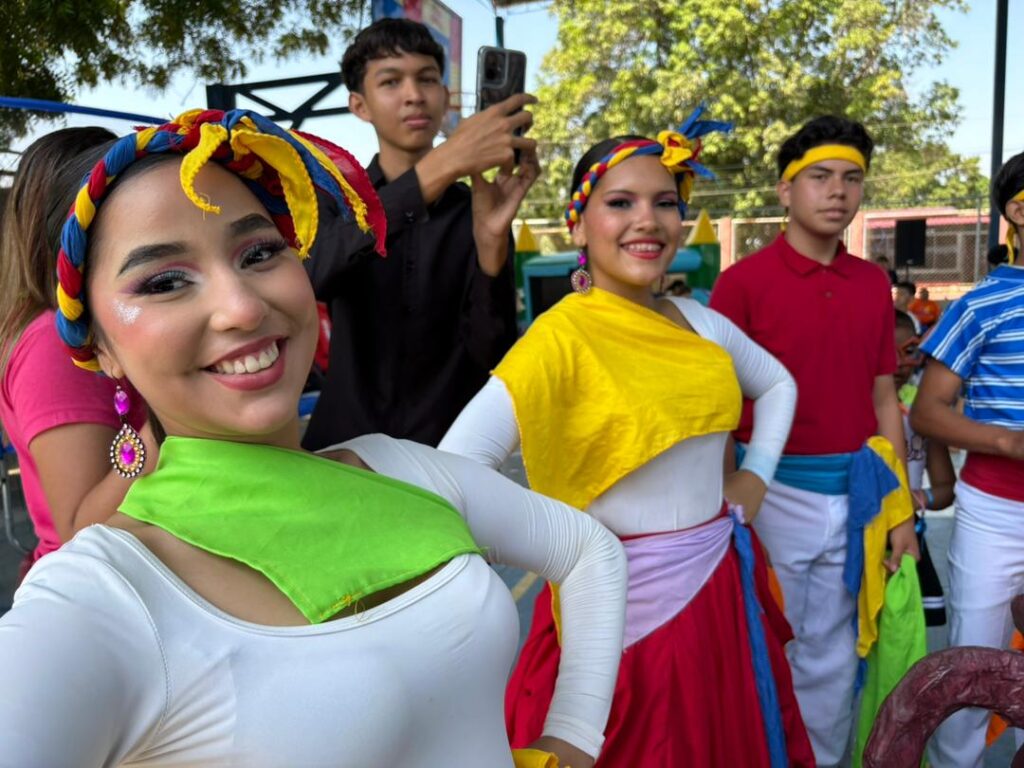 Jóvenes disfrazados participan en el desfile del Carnaval Infantil 2026 en Maracaibo