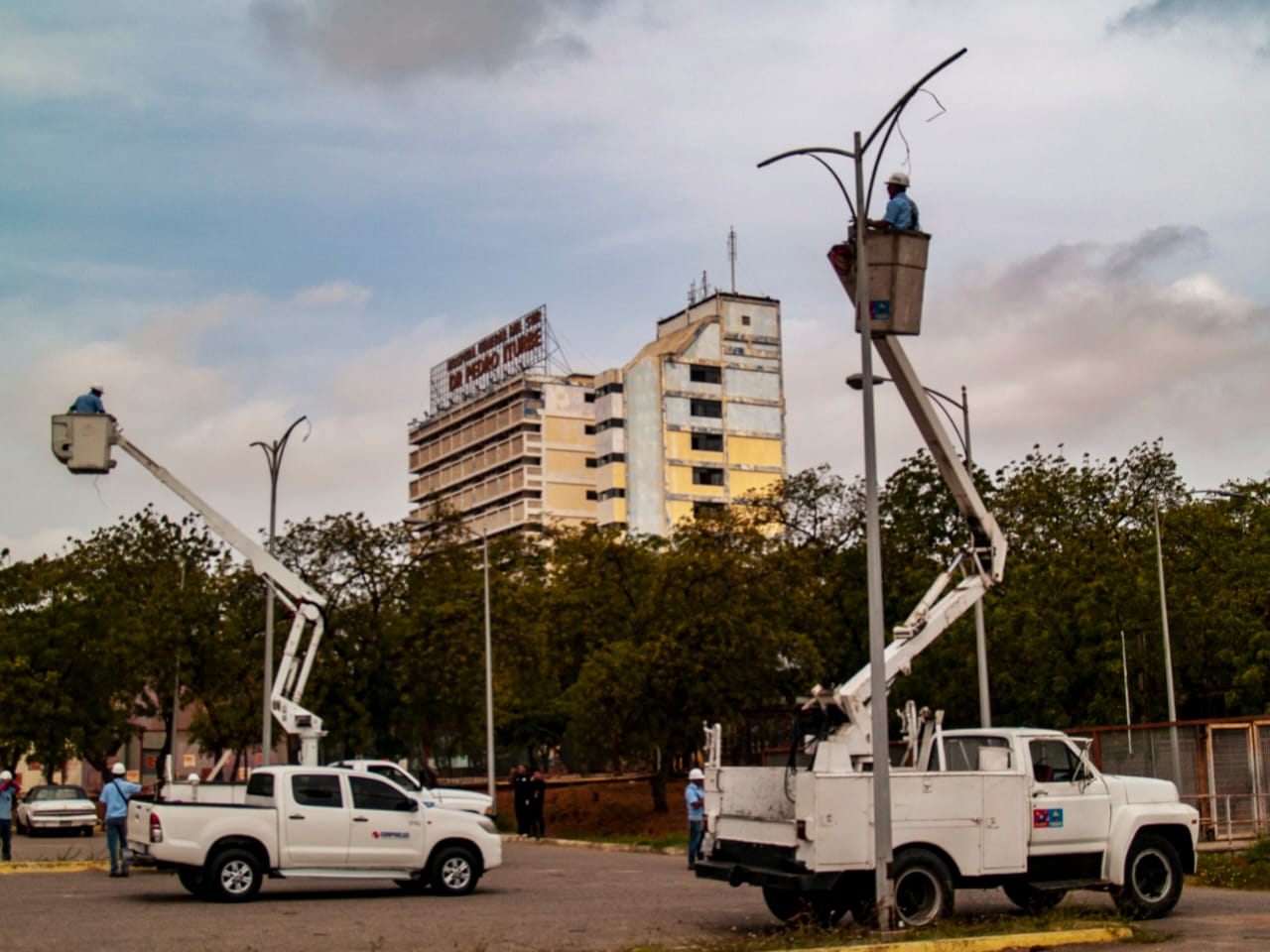 Cuadrillas instalando lámparas LED en hospital del Zulia durante 2026