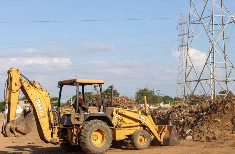 Maquinaria pesada realizando limpieza de basura bajo líneas de transmisión para abordar una crisis eléctrica en la capital del Zulia