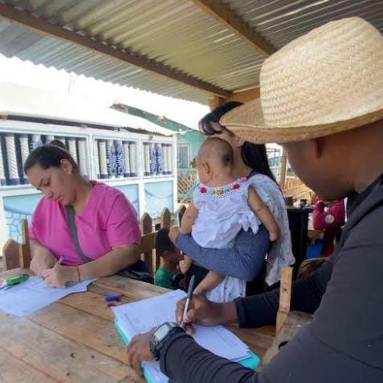 Médicos de la Alcaldía de Maracaibo en jornada de atención médica en los palafitos de Santa Rosa de Agua