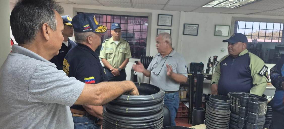 Funcionarios de Bomberos de San Francisco realizando inspecciones de seguridad en empresas de la zona industrial