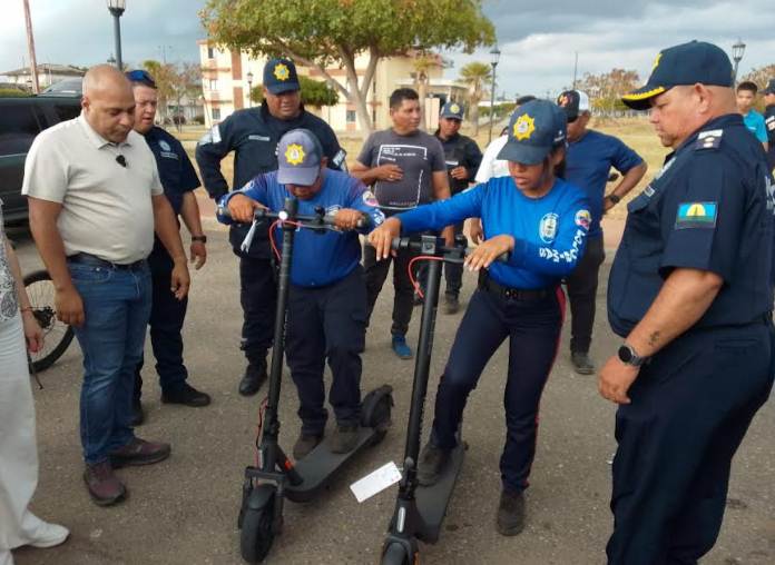 Alcalde Frank Carreño entrega scooters de 600 watts a funcionarios de Policabimas en el Boulevard Costanero para la seguridad