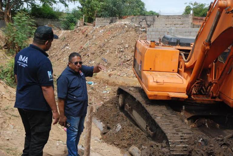 Maquinaria pesada extrayendo sedimentos y desechos de la cañada Manuelita Sáenz en Maracaibo