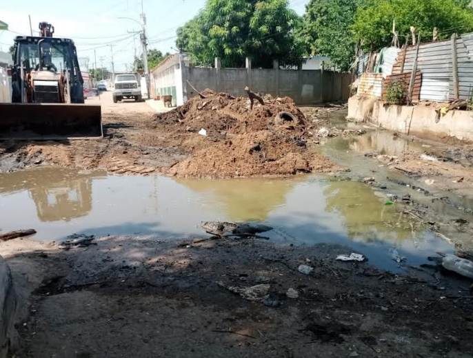 Maquinaria de la Alcaldía de Maracaibo realizando limpieza y remoción de sedimentos en la Cañada Fénix
