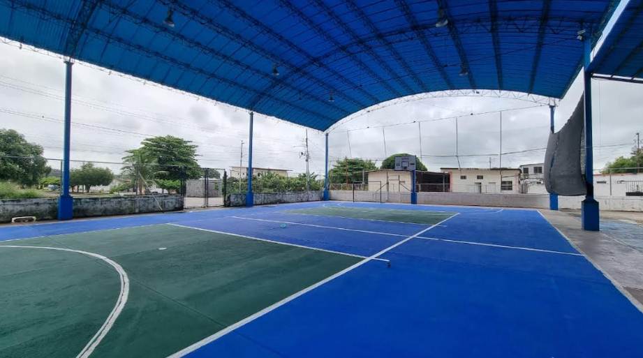 Jóvenes y vecinos del municipio Colón reinaugurando la cancha de usos múltiples La Gloria