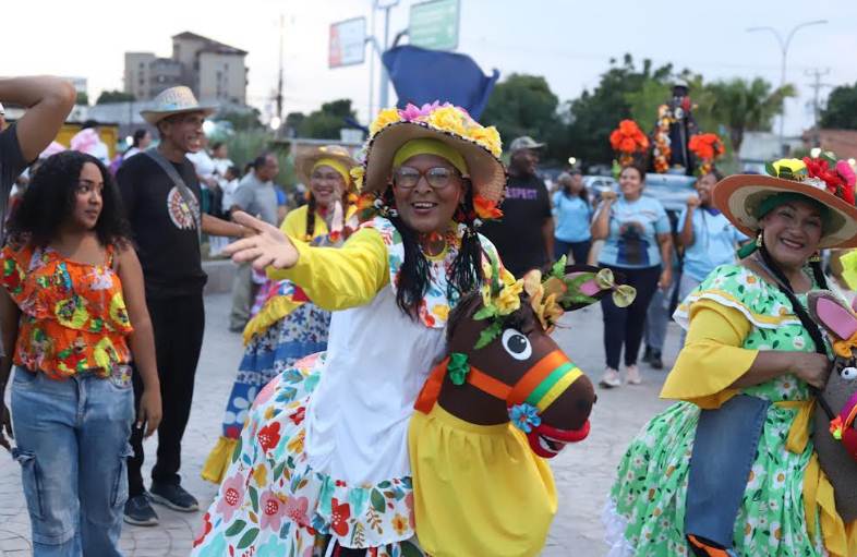 Desfile de comparsas y conciertos en el Parque Monumental Ana María Campos de Maracaibo en los carnavales de Paz
