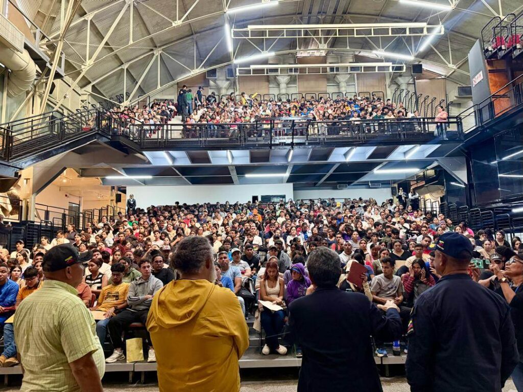 Jóvenes zulianos en fila durante el censo de becas de Fundalossada en la Plaza Bolívar de Maracaibo