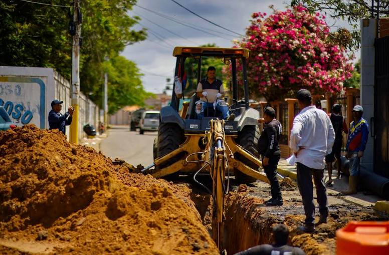 Gobernación del Zulia con Cuadrillas de Hidrolago trabajando en la sustitución de colectores de 12 pulgadas en la parroquia Coquivacoa