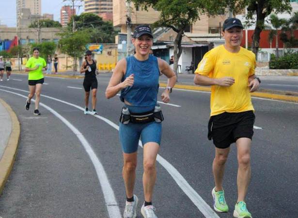 Corredores marabinos calentando para la carrera 10K en la Vereda del Lago