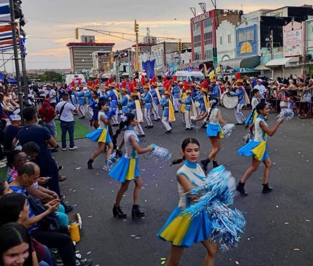 Desfile de carrozas y comparsas de Carnaval en la Avenida Libertador del centro de Maracaibo.