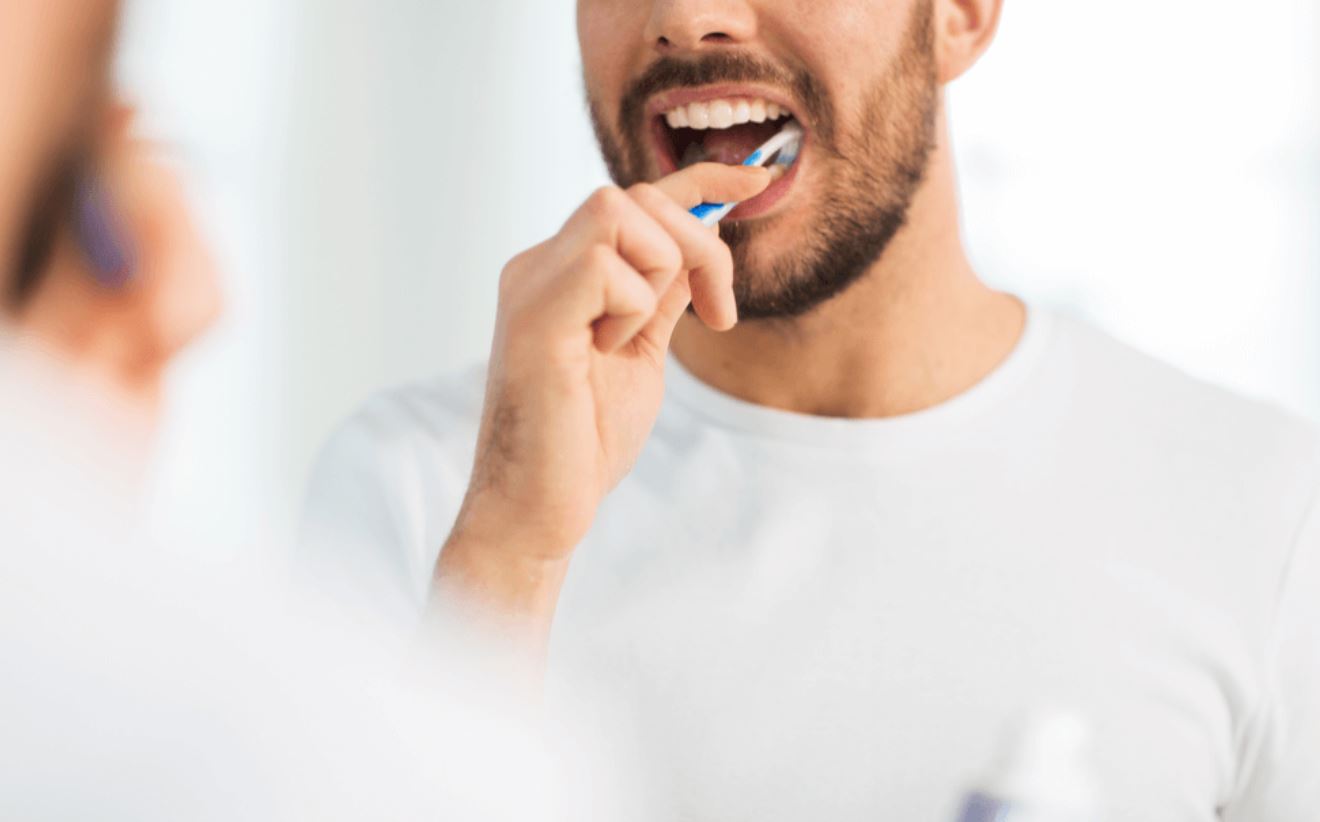 ¿Cepillarse antes o después del café? Esto recomiendan expertos para evitar manchas y proteger el esmalte